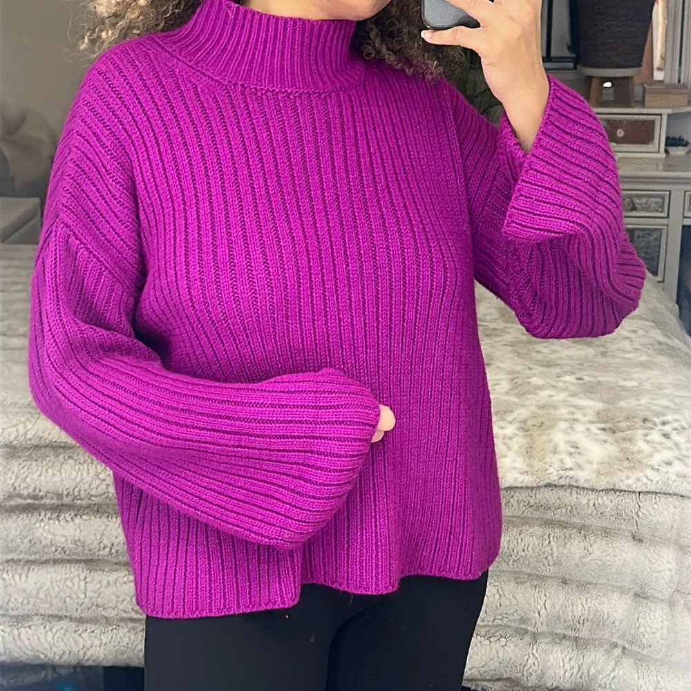 Fashion Nova used Fucsia sweater in good condition size M/L.